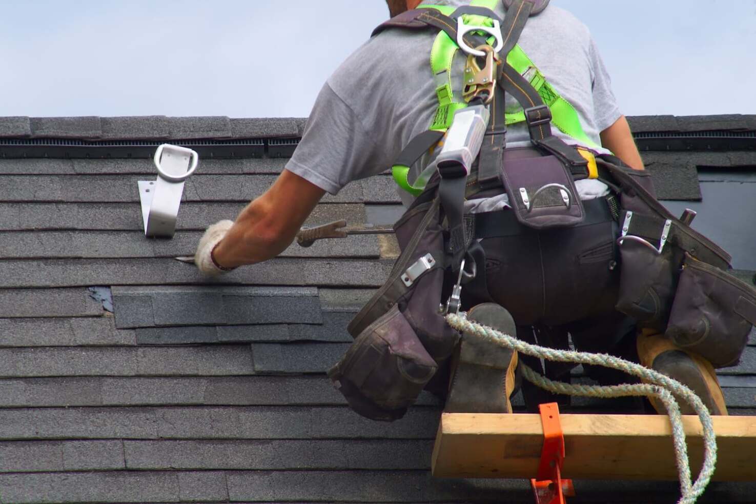 An photo depicting solutions for fixing buckled shingles