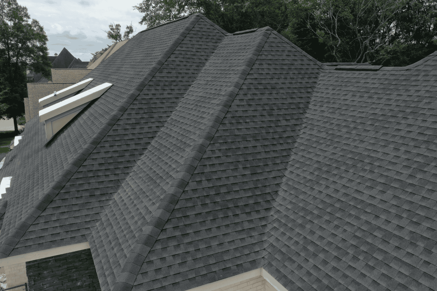 A visual guide to choosing the right roofing material based on various factors.